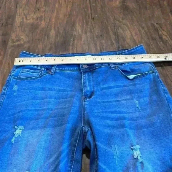 Sandpiper PushUp Jean Capris - Picture 8 of 9